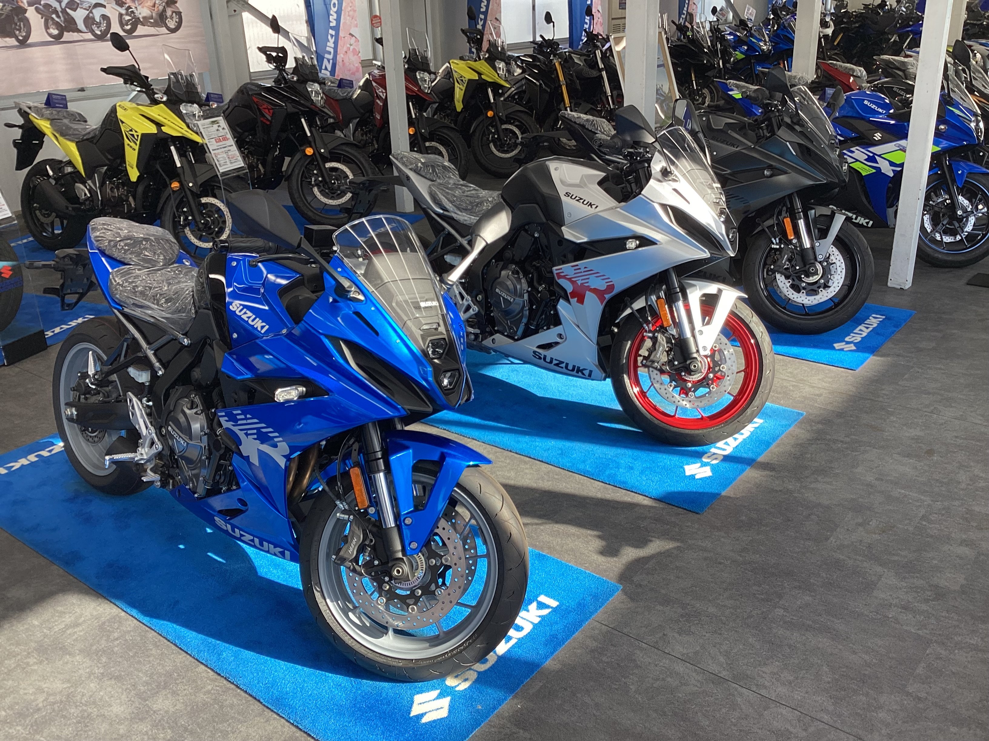 スズキワールド多摩 GSX8R2025年モデル全色展示中 | スズキ